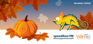 Blau, orangener Himmel mit Herbstblätter. Kürbis und Blätter auf weißem Boden. Seitlich läuft gelb, orangenes Chamäleon Charly.